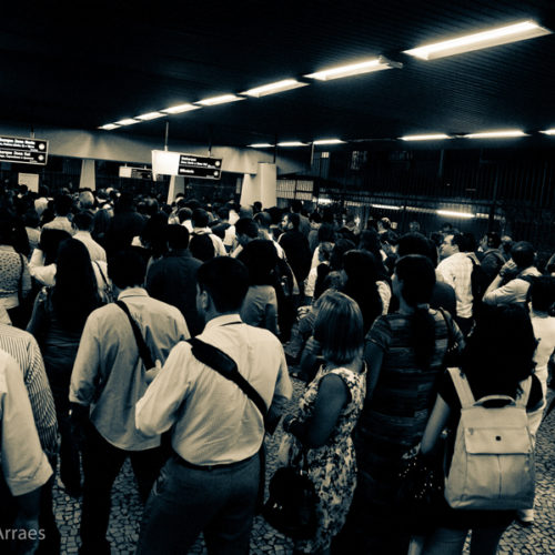 Photo of crowded subway station in Rio de Janeiro. 2013 photo by Eduardo Fonseca Arraes. Used under Creative Commons license.