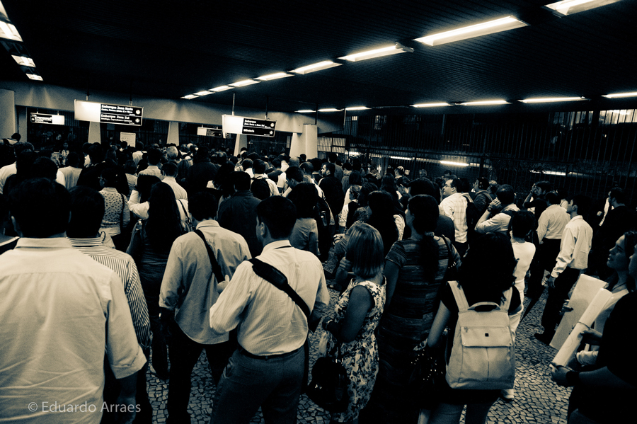 Photo of crowded subway station in Rio de Janeiro. 2013 photo by Eduardo Fonseca Arraes. Used under Creative Commons license.